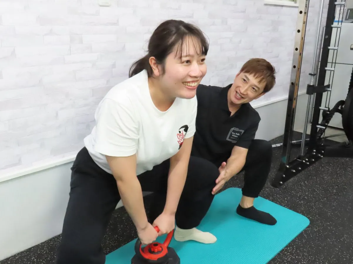 フォーム指導を受けながらトレーニング(札幌・キースタイル)