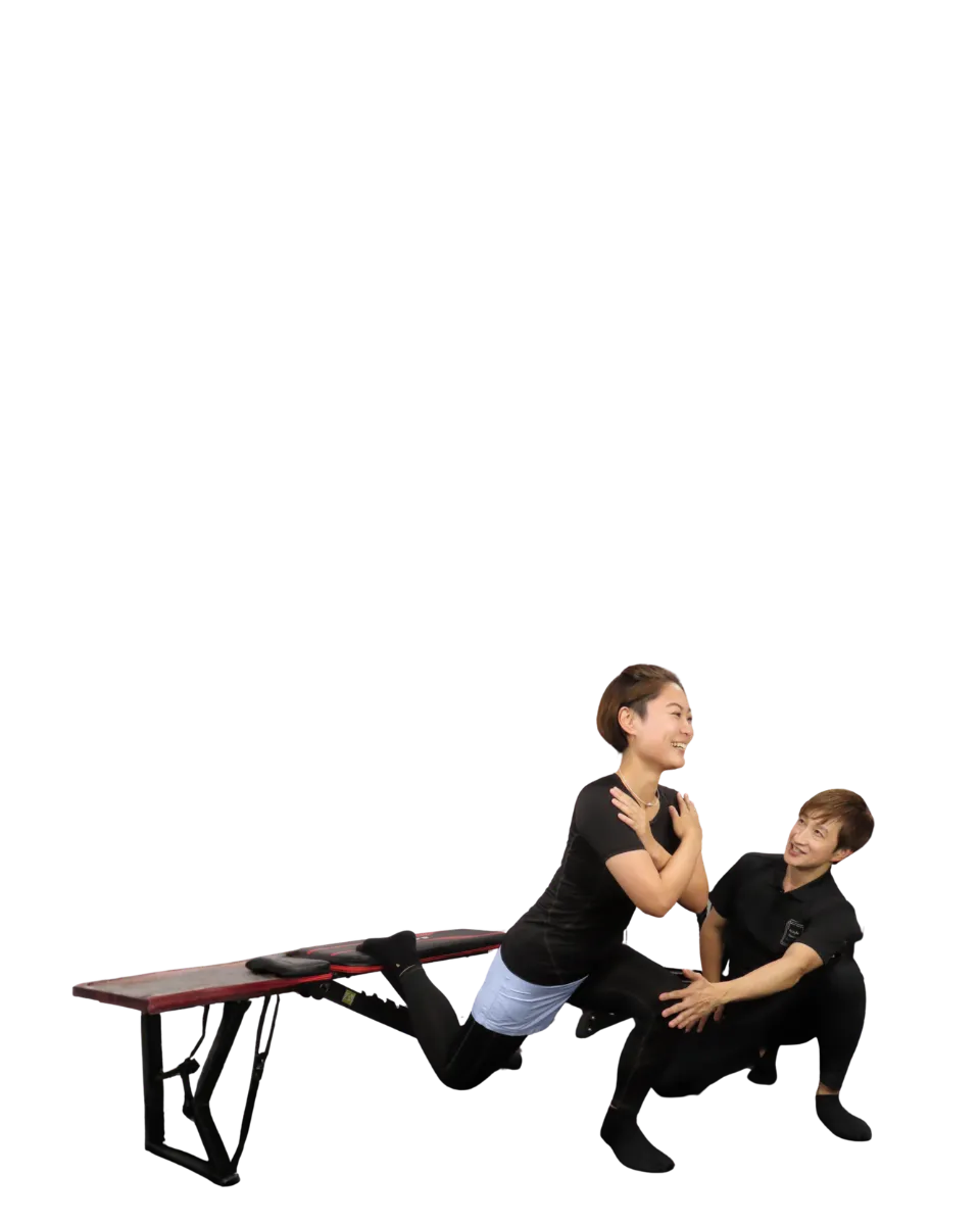 トレーナーが女性のトレーニングをサポートしている札幌市西区のパーソナルジム・キースタイルフィットネスの様子