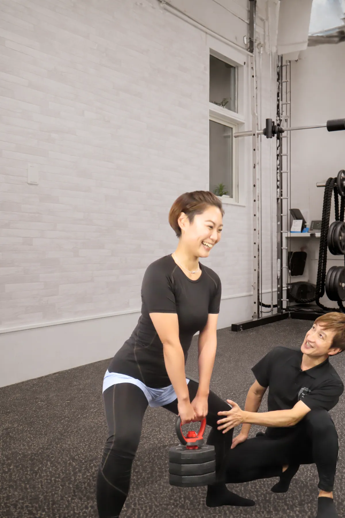 札幌のパーソナルジムで女性をサポートするトレーナー
