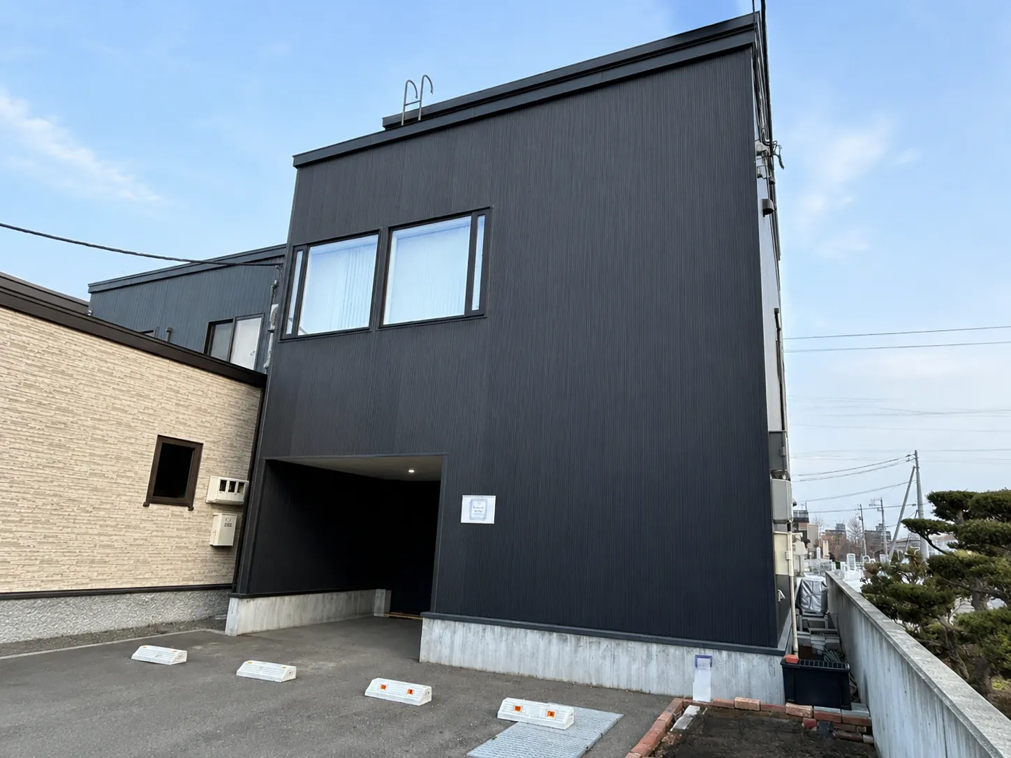 札幌市西区発寒のパーソナルジム キースタイルフィットネスの黒い3階建ての外観